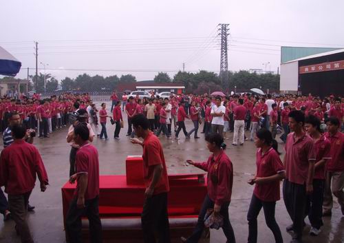 將軍企業(yè)，雨中為四川地震災(zāi)區(qū)捐款
(圖7)