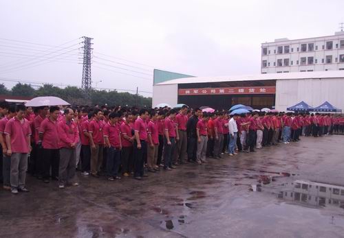 將軍企業(yè)，雨中為四川地震災(zāi)區(qū)捐款
(圖1)