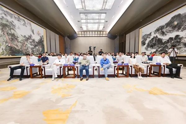 品牌標(biāo)桿，綻耀不凡 ！恭喜大將軍瓷磚榮膺 “陶瓷一線品牌”、 “瓷磚十大品牌”兩大獎(jiǎng)項(xiàng)(圖2)